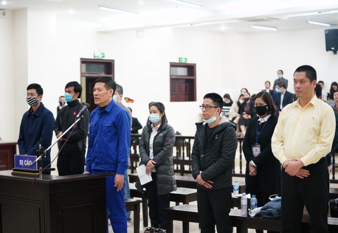 Nguyễn Nhật Cảm cùng các đồng phạm tại phiên tòa.