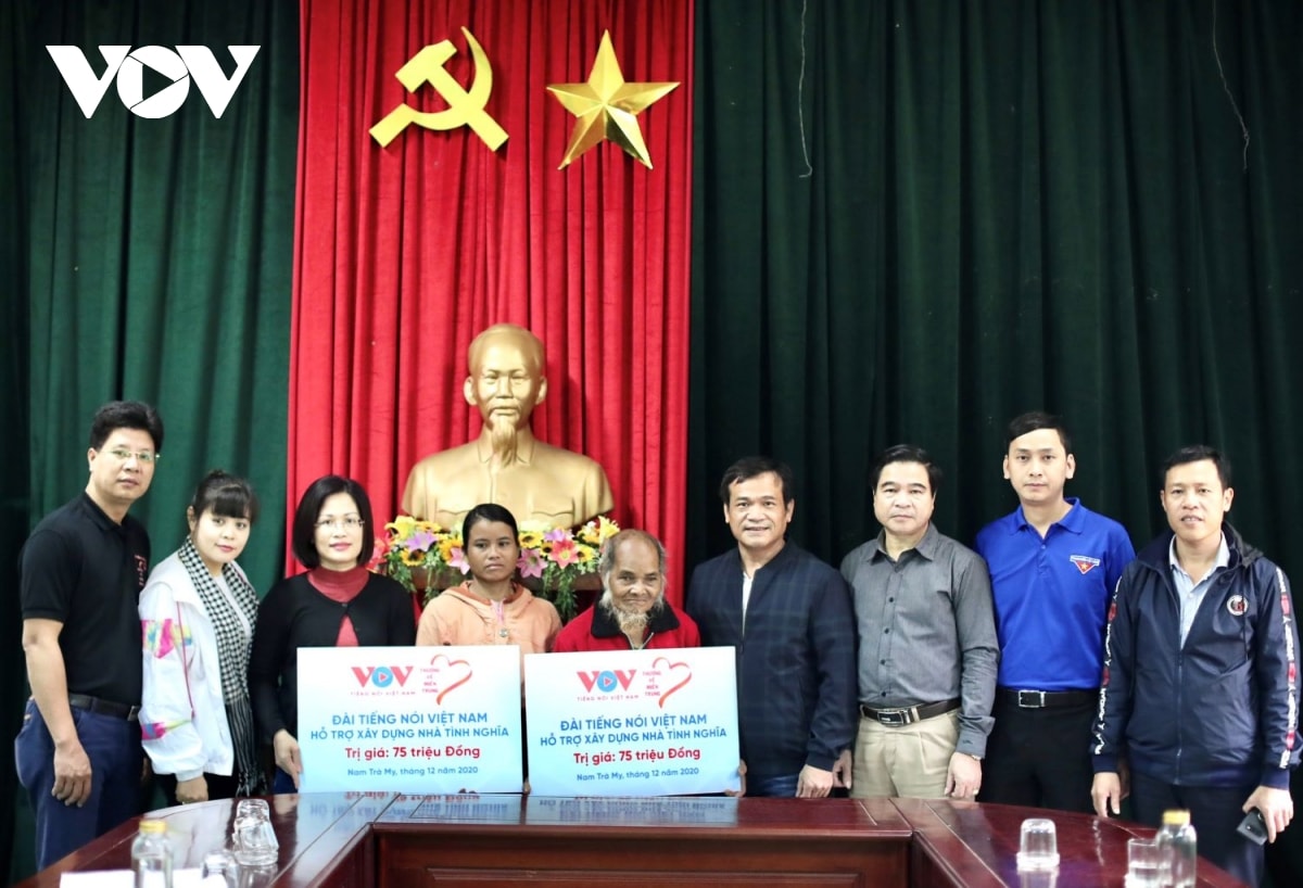 VOV trao tiền hỗ trợ xây dựng nhà tình nghĩa tặng gia đình chính sách ở huyện Nam Trà My.