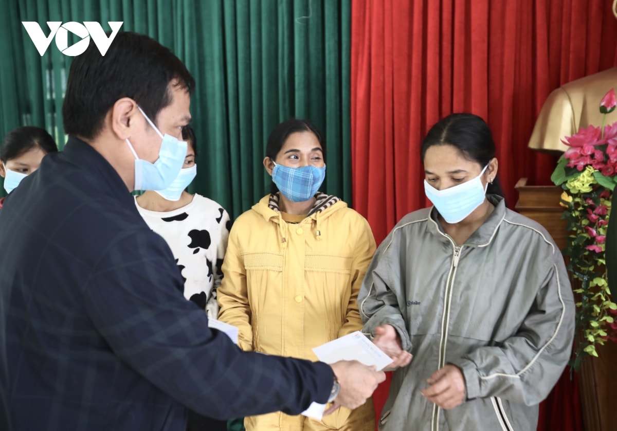 Ông Lê Hải Sơn, Phó Giám đốc VOV miền Trung trao quà tặng hộ gia đình khó khăn xã Trà Tập, huyện Nam Trà My, tỉnh Quảng Nam.