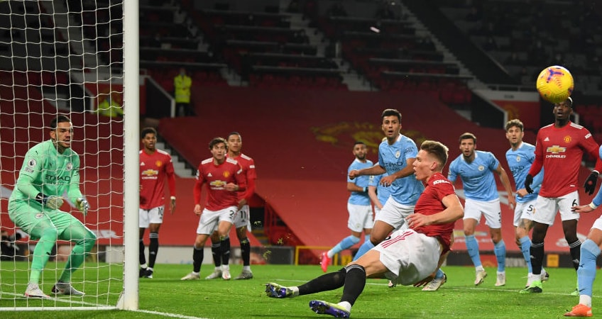 Cầu thủ Scott McTominay lao lên dứt điểm hụt trong vòng cấm của Man City. Ảnh: thethaovanhoa.vn
