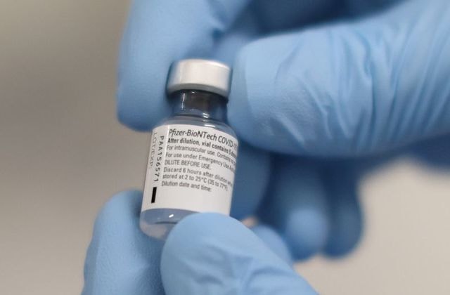 Vắc xin Covid-19 do Pfizer/BioNTech phát triển. Ảnh: Reuters