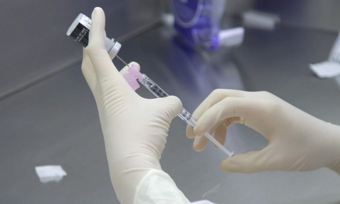 Nhân viên y tế tại New York, Mỹ, tập huấn tiêm vaccine Covid-19 hôm 9/12. Ảnh: AFP .