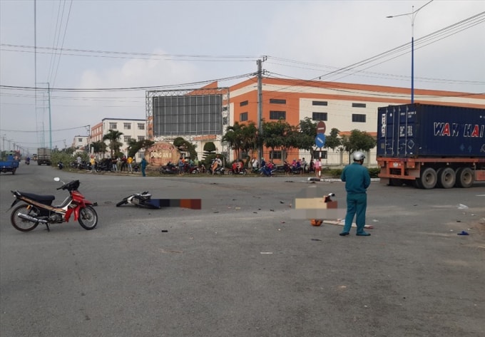 Hiện trường vụ tai nạn chết 2 người ở Bình Dương sáng 13.12. Ảnh: Dương Bình