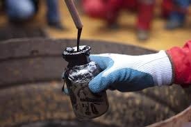 Giá xăng dầu hôm nay 13/12: Đà tăng tiếp diễn khi Mỹ triển khai tiêm vắc xin Covid-19. Ảnh minh họa.