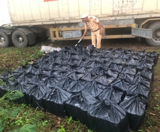 Gần 500 chai rượu ngoại nhập lậu bị lực lượng chức năng Đồng Nai phát hiện thu giữ. CA Đồng Nai