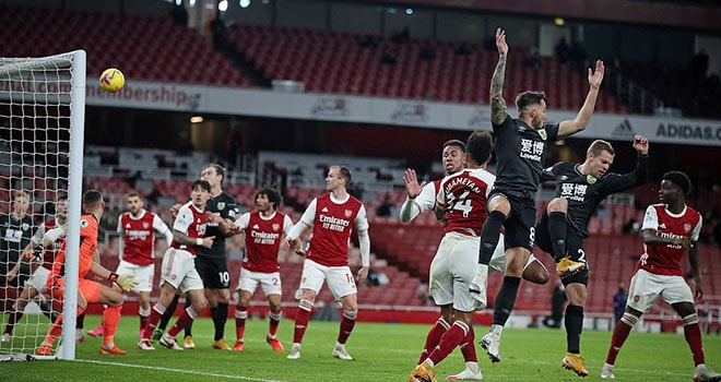 Cầu thủ Aubameyang phản lưới khiến Arsenal thua Burnley với tỷ số 0-1. Ảnh: thethaovanhoa.vn