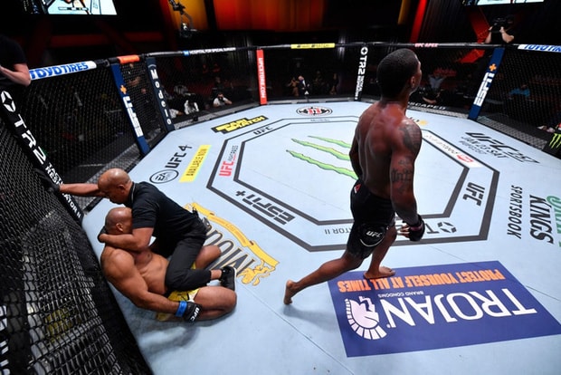 Võ sĩ Souza bị hạ knock-out và trọng tài đã dừng trận đấu. Ảnh: internet