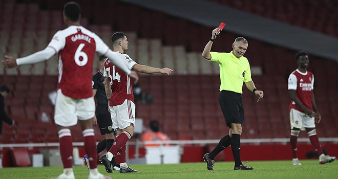 Granit Xhaka phải nhận tấm thẻ đỏ. Ảnh: internet