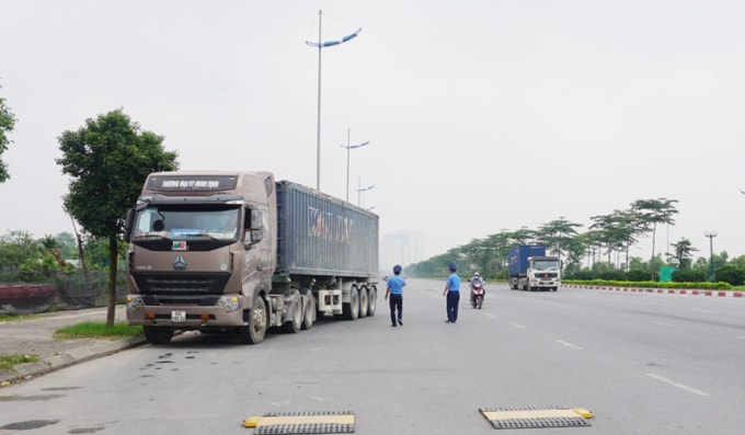 Tăng cường kiểm tra, xử lý nghiêm tình trạng xe đầu kéo “cắt nóc” thùng Container để chở hàng quá tải trọng. Ảnh minh họa