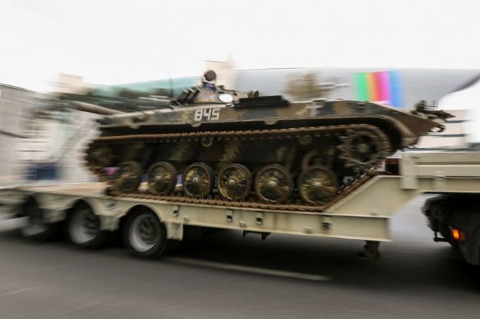 Một xe bọc thép (APC) của lực lượng dân tộc Armenia bị bắt trong cuộc giao tranh gần đây khi nó được vận chuyển để trưng bày trong cuộc diễu hành đánh dấu chiến thắng trong cuộc xung đột Nagorno-Karabakh ở Baku, Azerbaijan ngày 10/12/2020 - Ảnh: REUTERS / Aziz Karimov
