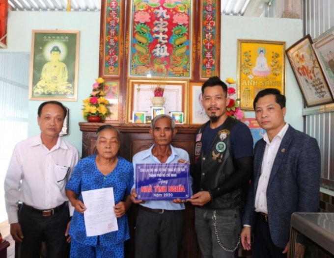 Gia đình ông Thạch Đẹt - con trai Mẹ Việt Nam Anh hùng Lưu Thị Bố vui mừng trong căn nhà mới được nhận bàn giao.