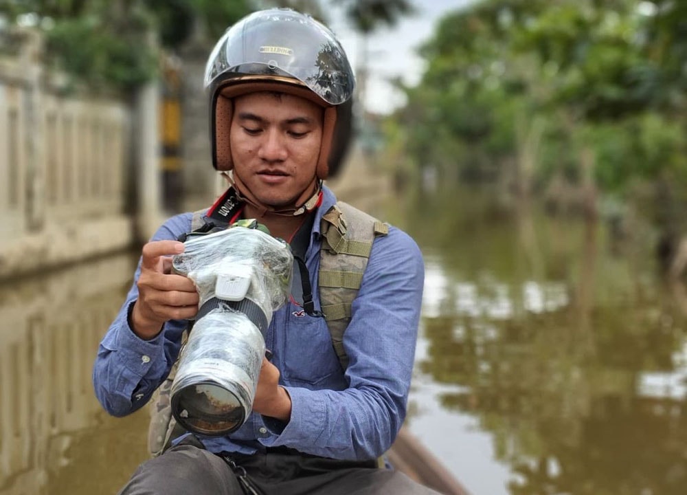 Nhà báo Võ Ngọc Thạnh tác nghiệp trong đợt mưa lũ lịch sử tháng 10 năm 2020.