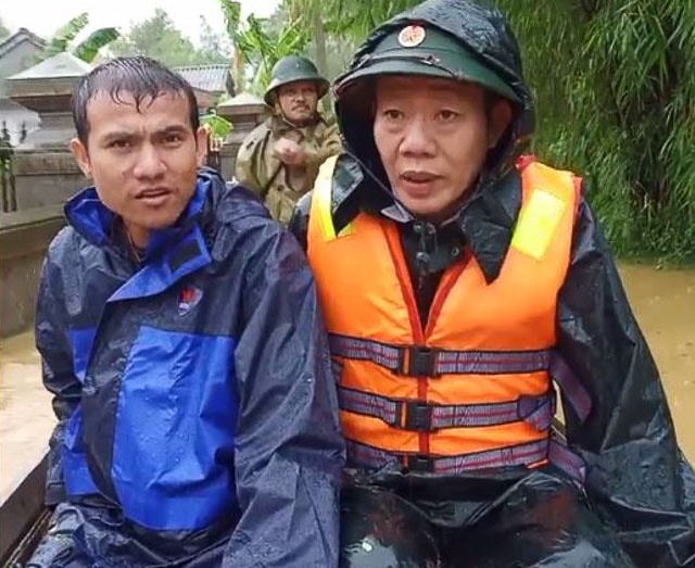 Nhà báo Võ Ngọc Thạnh trong một lần theo thuyền cứu hộ của bộ đội địa phương.