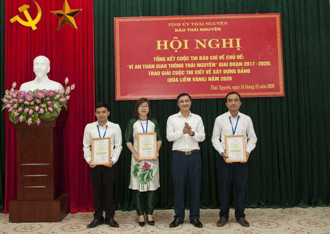 Đồng chí Vũ Duy Hoàng, Ủy viên Ban Thường vụ Tỉnh ủy, Trưởng Ban Tuyên giáo Tỉnh ủy trao giải B cho các tác giả, nhóm tác giả đoạt giải B Giải Báo chí về xây dựng Đảng - Giải Búa liềm vàng trên Báo Thái Nguyên năm 2020.
