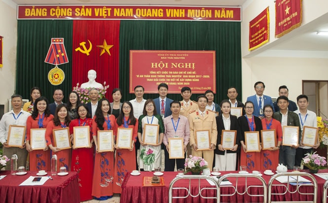 Ban tổ chức cùng các đại biểu chụp ảnh lưu niệm cùng các tác giả, nhóm tác giả đoạt giải hai cuộc thi.