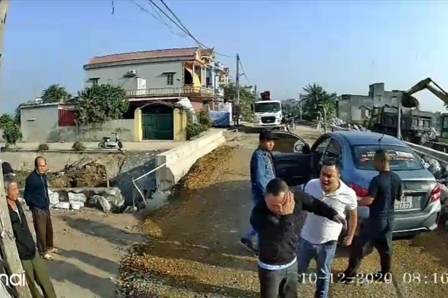 Thêm 2 nhân viên Công ty Phúc Cường gây ra vụ ném vỡ cửa kính xe ôtô khách bị Công an bắt giữ. Ảnh: laodong.vn