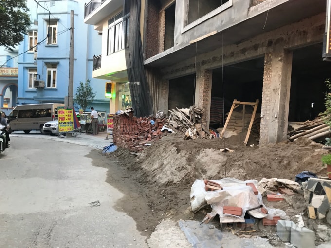 Phế thải, vật liệu xây dựng tập kết khắp nơi