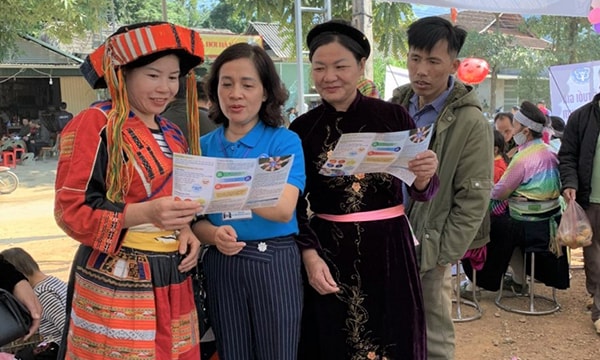 Cán bộ BHXH huyện Chiêm Hóa tuyên truyền về BHXH tự nguyện tại các chợ trên địa bàn