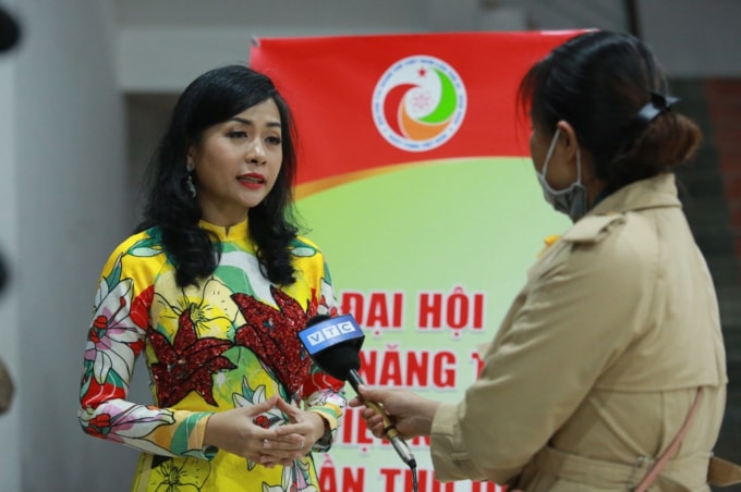Bà Trần Uyên Phương - Đại diện đơn vị đồng hành cùng Giải thưởng thưởng Quả cầu vàng năm thứ 10.