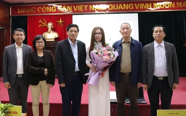 Tập thể Ban biên tập Báo điện tử Đảng Cộng sản Việt Nam chúc mừng bà Vũ Diệu Thu. Ảnh: dangcongsan.vn