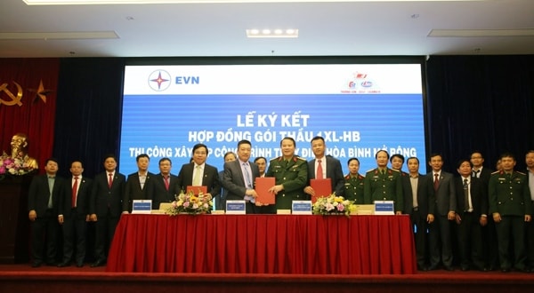 Lễ ký kết giữa Tập đoàn Điện lực Việt Nam và Liên danh Nhà thầu. Ảnh: TTXVN