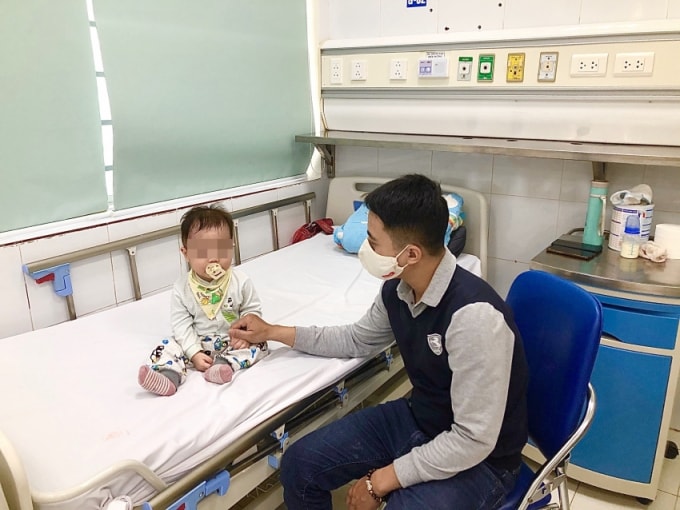Đang mùa cúm A các bố mẹ không nên chủ quan khi trẻ bị sốt (ảnh minh họa).