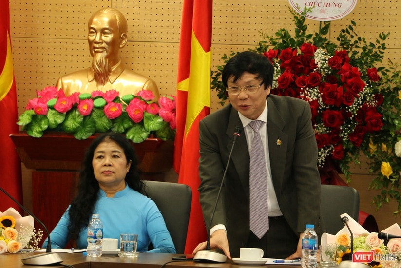 Nhà báo Hồ Quang Lợi - Phó Chủ tịch thường trực Hội Nhà báo Việt Nam phát biểu tại buổi lễ.