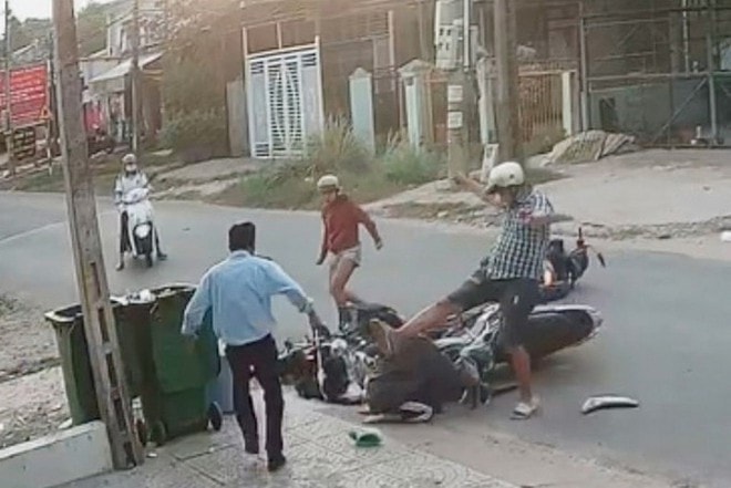 Nữ sinh bị người đàn ông đánh liên tiếp vào mặt và bụng sau tai nạn giao thông ở Bình Dương.