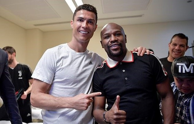 Siêu tiền đạo Ronaldo giao lưu cùng