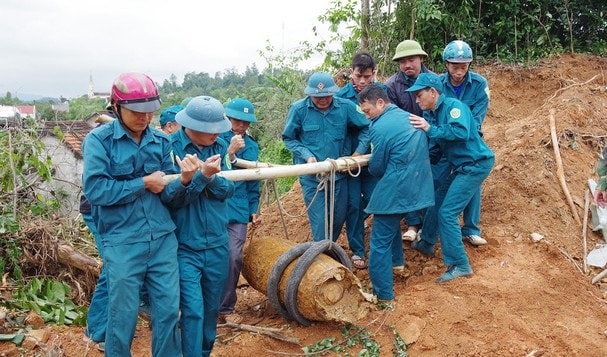 Lực lượng chức năng di chuyển qua bom đến nơi kích nổ án toàn. Ảnh: baonghean.vn