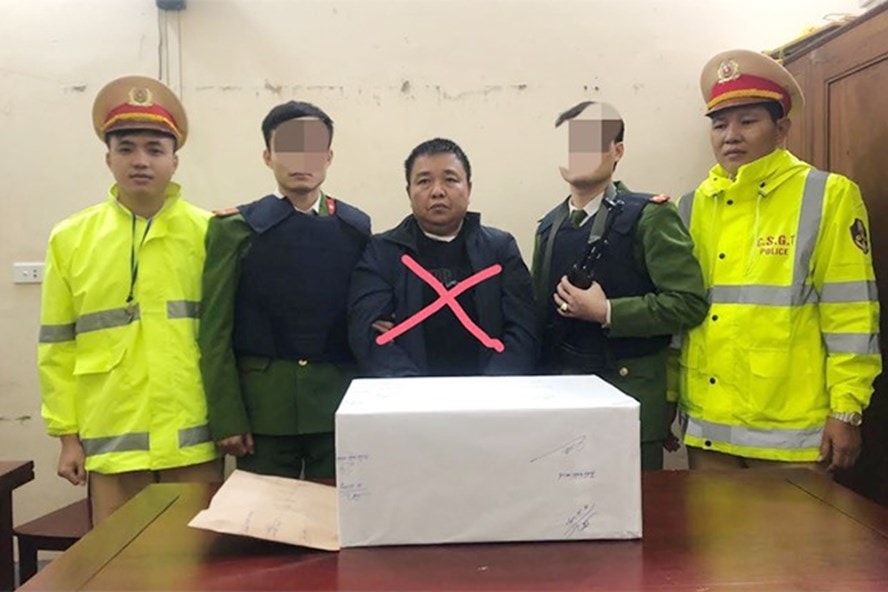 Đối tượng Trần Văn Minh cùng 19 bánh heroin tại cơ quan điều tra. Ảnh: kinhtedothi.vn