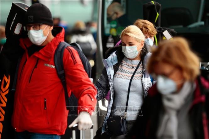 Người dân đeo khẩu trang phòng dịch COVID-19 tại sân bay El Prat, Barcelona (Tây Ban Nha). Ảnh: AFP/TTXVN