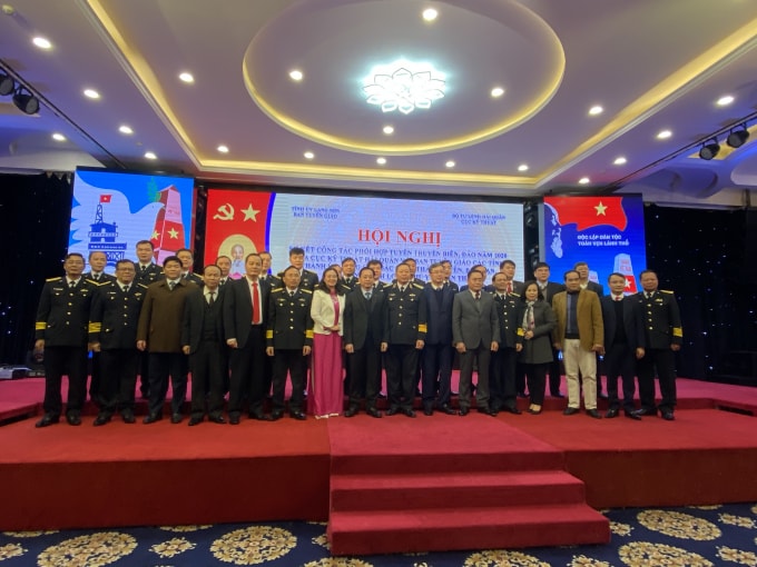 Nhiều đại biểu chụp ảnh lưu niệm tại Hội nghị.