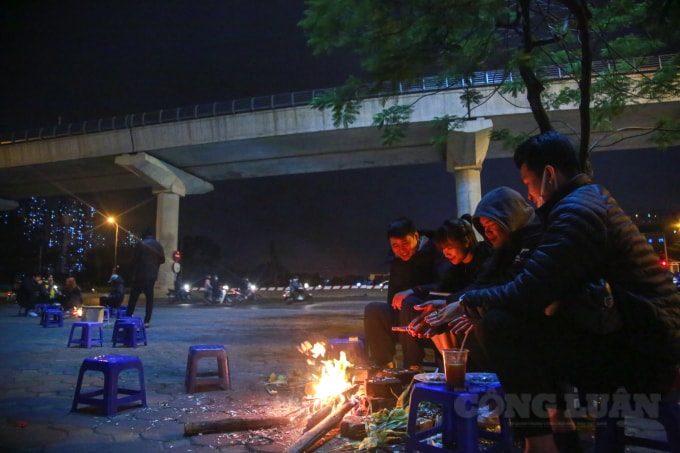 Vào tối ngày 15/12, nhiều người dân Hà Nội đã nhóm bếp lửa bên vệ đường để sưởi ấm, chống chọi với gió rét khi nhiệt độ xuống 12 độ C.