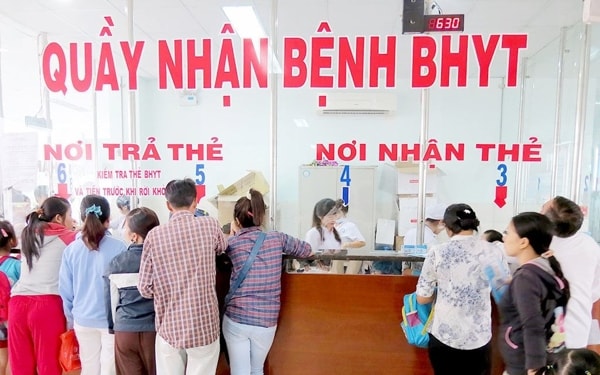 Người dân có thẻ BHYT khi đi khám, chữa bệnh trái tuyến sẽ được hưởng 100% chi phí điều trị nội trú trong phạm vi cả nước. Ảnh minh họa