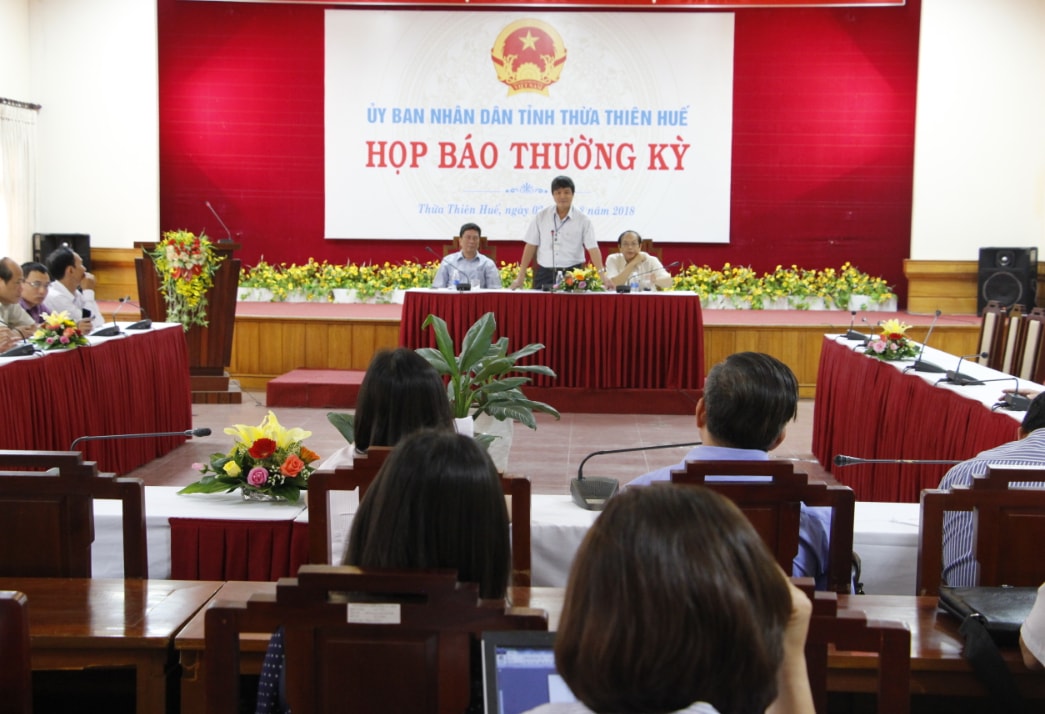 Ông Hoàng Ngọc Khanh, Chánh Văn phòng UBND tỉnh Thừa Thiên Huế (đứng giữa) trả lời các câu hỏi của các nhà báo tại cuộc họp báo thường kỳ. (Ảnh minh họa)