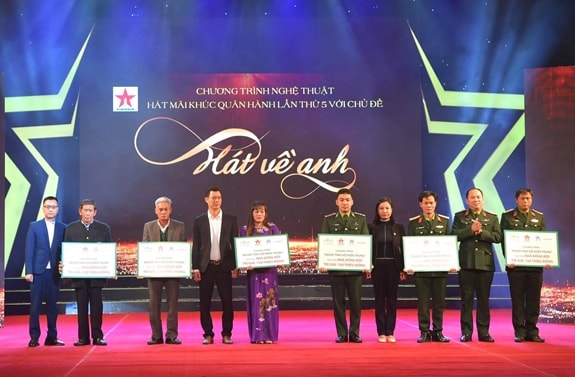 Đại tá Đoàn Xuân Bộ, Tổng biên tập Báo QĐND, Trưởng ban tổ chức chương trình và các nhà tài trợ trao tặng những phần quà cho các cán bộ, chiến sĩ, gia đình chính sách. Ảnh: Trọng Hải