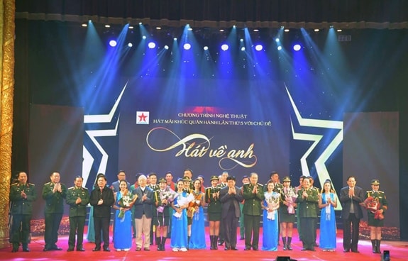 Các đại biểu tặng hoa cho các nghệ sĩ biểu diễn tại chương trình nghệ thuật. Ảnh: Trọng Hải