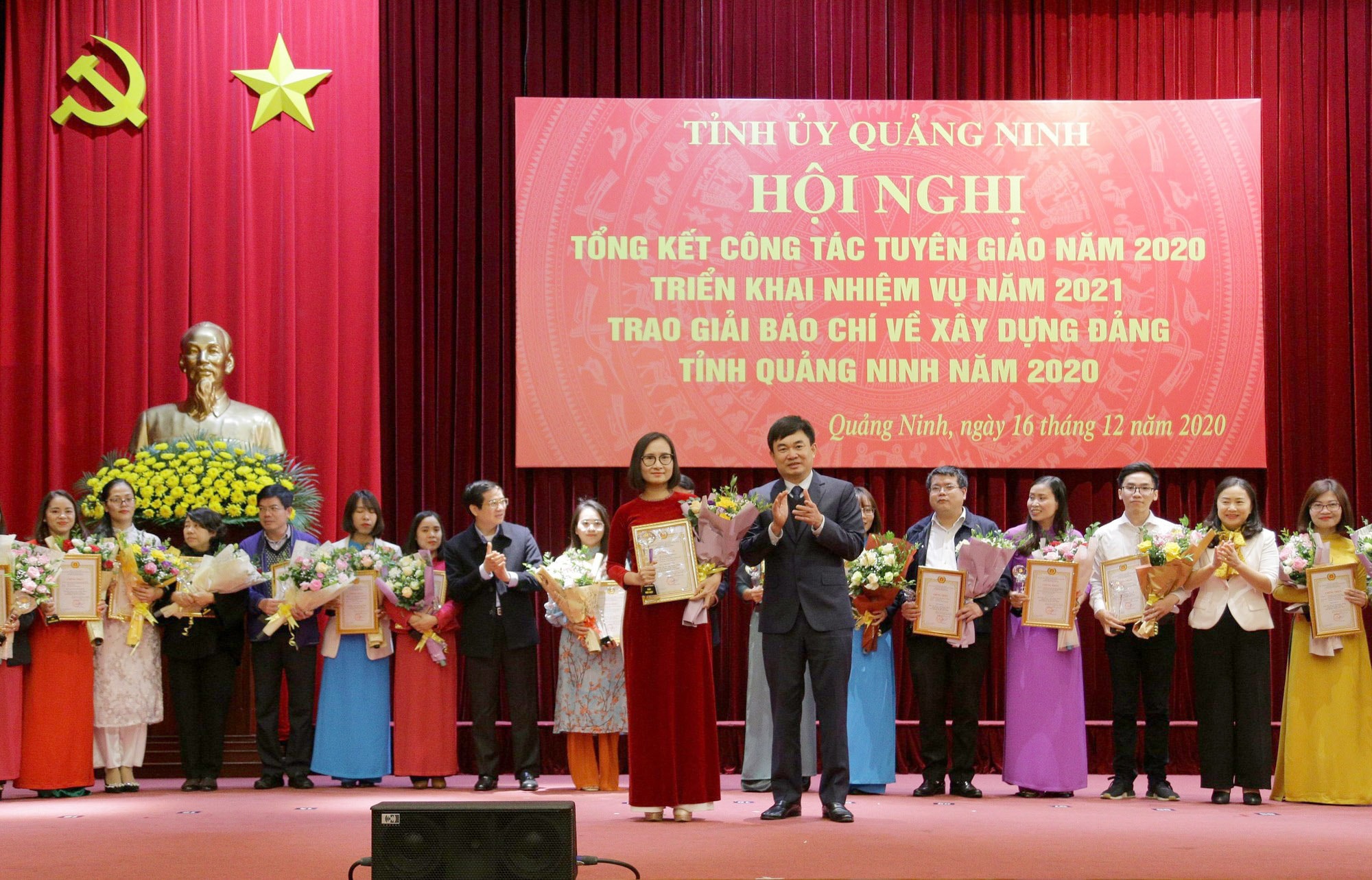 Đồng chí Ngô Hoàng Ngân, Phó Bí thư Thường trực Tỉnh ủy trao giải đặc biệt cho nhóm tác giả Bùi Thị Thu Hương, Bùi Thị Thùy Linh với loạt bài: