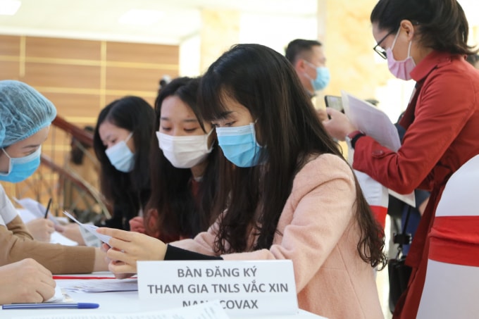 Các bạn trẻ đăng ký tham gia thử nghiệm lâm sàng vắc xin Nano Covax. Ảnh: TL