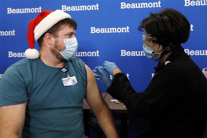 Một nhân viên y tế được tiêm vaccine ngừa COVID-19 tại Southfield, bang Michigan, Mỹ ngày 15/12/2020. Ảnh: AFP/TTXVN