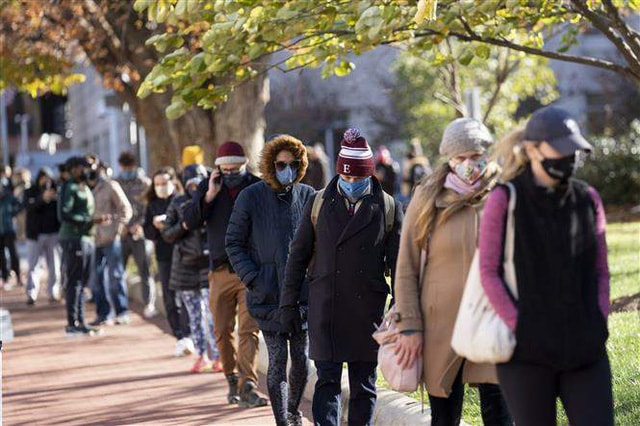 Người dân xếp hàng chờ xét nghiệm COVID-19 tại Washington, D.C, Mỹ. Ảnh: THX/TTXVN