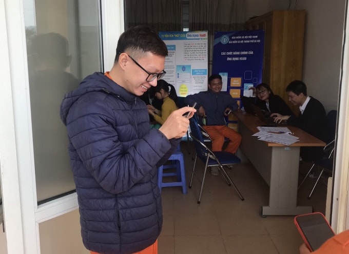 Người lao động Công ty Môi trường Hà Đông phấn khởi khi tra cứu được quá trình tham gia BHXH, BHYT của bản thân trên điện thoại.