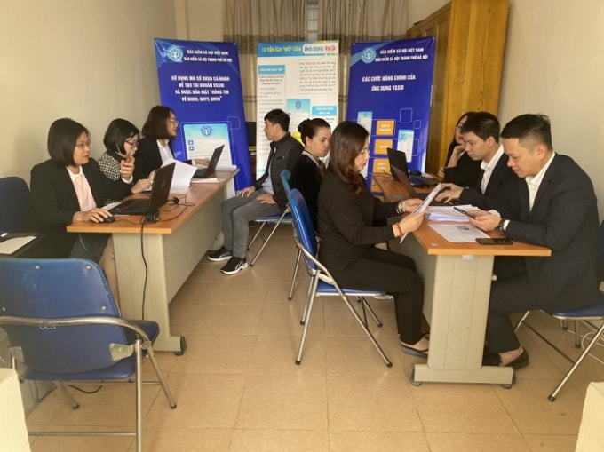 Cán bộ BHXH hỗ trợ người dân cài đặt, đăng ký ứng dụng VssID tại bệnh viện tỉnh Kon Tum.