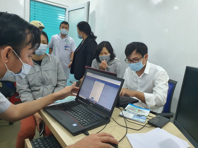 Cán bộ BHXH hỗ trợ giao dịch điện tử cá nhân và cài đặt VssID tại các đơn vị.