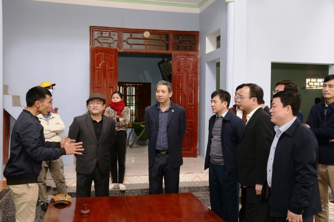 Người dân sống dưới chân núi Hào, thôn Thái Sơn phản ánh tình trạng nổ mìn khai thác đá với Phó chủ tịch tỉnh Thanh Hóa Lê Đức Giang. Ảnh: P. Sắc