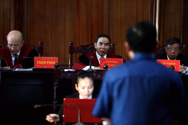 Hội đồng xét xử thẩm vấn bị cáo Đinh La Thăng.