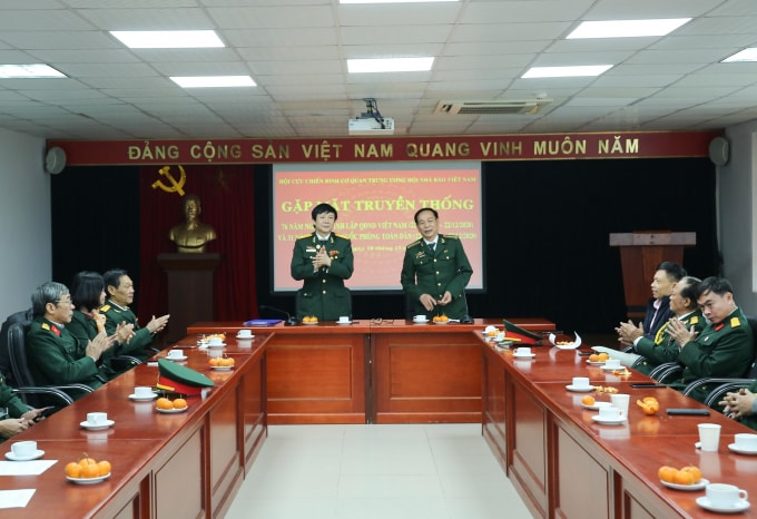 Đồng chí Hồ Quang Lợi - Phó Chủ tịch Thường trực Hội Nhà báo Việt Nam, đồng chí Nguyễn Hòa Văn - Giám đốc Cổng Thông tin Điện tử, Chủ tịch Hội Cựu chiến binh Cơ quan Trung ương Hội Nhà báo Việt Nam cùng các hội viên Hội CCB trong buổi gặp mặt truyền thống. Ảnh: Sơn Hải