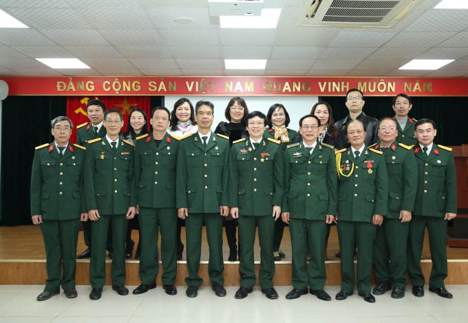 Các hội viên Hội CCB và các đại biểu chup ảnh lưu niệm. Ảnh: Sơn Hải