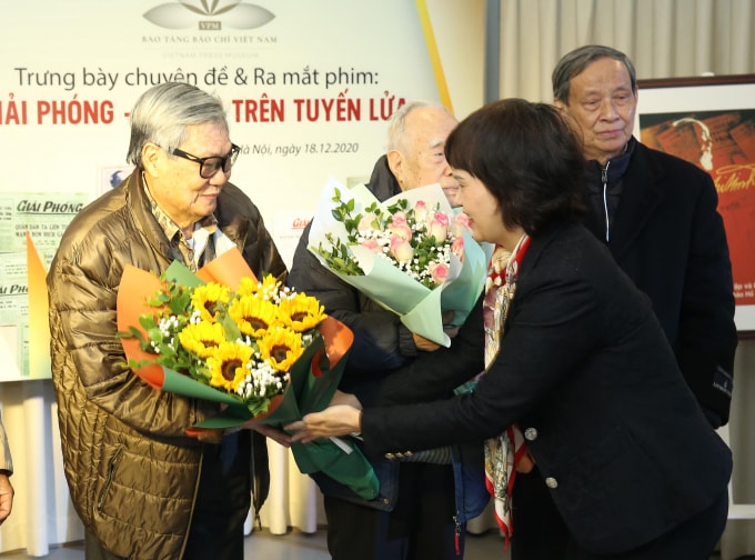 Nhà báo Trần KIm Hoa - Giám đốc Bảo tàng báo chí Việt Nam tặng hoa chúc mừng các nhà báo lão thành Báo Giải Phóng. Ảnh: Sơn Hải